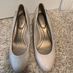 New!  Lifestride Nude Pump